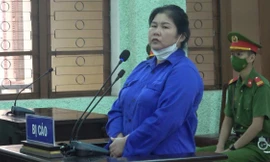 Bị cáo Nông Thị Huệ ra tòa lĩnh án -Ảnh: TL