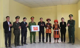 Người dân tộc dao trên đỉnh Mẫu Sơn được ở trong căn nhà mới khang trang. 