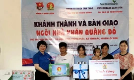 Trao quà mừng nhà mới cho gia đình em Hiệu. Ảnh: Duy Chiến