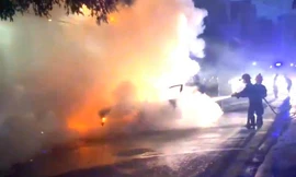 'Xế hộp' đậu ven đường bốc cháy dữ dội lúc rạng sáng