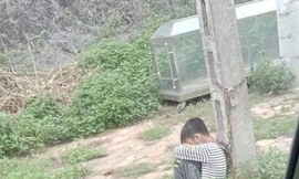 Hình ảnh bé trai 10 tuổi bị xích trói vào cột điện gây xôn xao dư luận. - Ảnh: Phạm Đức Cường