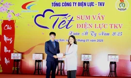 Tặng quà tết cho công nhân. 