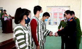 Các phạm nhân nhận Quyết định giảm án (ảnh: Duy Chiến)