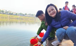 Thả cá chép Tết ông Công, ông Táo (ảnh: Duy Chiến)