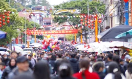 Gần 5.000 khách Trung Quốc trẩy hội ở Lạng Sơn 