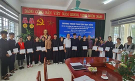 Đại sứ quán Trung Quốc trao học bổng cho học sinh Cao Bằng.