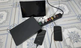 Trẻ 15 tuổi tử vong khi sử dụng điện thoại, cắm sạc pin khi thời tiết mưa giông - hình minh họa