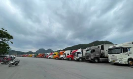 Hoạt động xuất nhập khẩu qua biên giới Lạng Sơn. Ảnh: Duy Chiến 