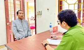 Đối tượng Long (bìa trái) tại cơ quan công an -Ảnh: TL