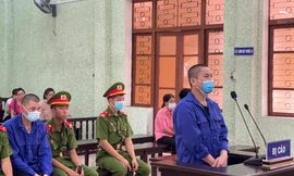 Bị cáo Nông Văn Hưởng (đứng) và Nông Ích Thạch ( áo xanh, ngồi) khai báo trước tòa -Ảnh: T.0