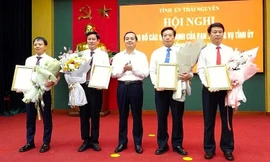 Các cán bộ được bổ nhiệm nhận hoa chúc mừng. 