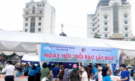 Sôi nổi ngày hội đổi rác lấy quà. Ảnh: Duy Chiến 