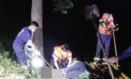 Lực lượng chức năng Cao Bằng nỗ lực tìm kiếm, trục vớt nạn nhân -Ảnh: B.T