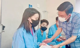 Các em học sinh nhận quà hỗ trợ. 