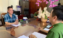 Ông Hoàng Tuấn, Chủ tịch HĐQT kiêm Giám đốc công ty Toàn Phát (bìa trái) làm việc với cơ quan công an -Ảnh: TL