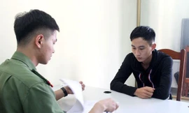 Đối tượng Đào Văn Thái (bìa phải) -Ảnh: Duy Chiến 