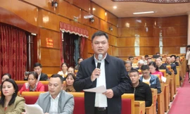 Nông dân Lạng Sơn kiến nghị với lãnh đạo tỉnh và ngành chức năng (ảnh: Duy Chiến)