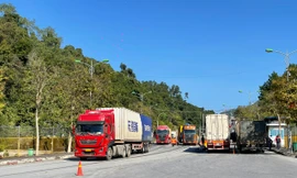 Hàng hóa xuất nhập khẩu qua cửa khẩu Hữu Nghị. Ảnh: Duy Chiến 