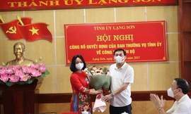 Lãnh đạo thành phố Lạng Sơn tặng hoa chúc mừng bà Nông Bích Diệp