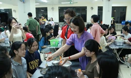 Phục vụ cháo đêm cho Sỹ tử Lạng Sơn. 