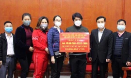 Đại diện đơn vị, nhà hảo tâm ở thị trấn Đồng Đăng, huyện Cao Lộc trao tiền hỗ trợ cho anh Tuấn. Ảnh: Duy Chiến