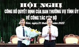 Lãnh đạo Tỉnh ủy Lạng Sơn tặng hoa chúc mừng ông Trần Hồng Nghĩa -Ảnh: Duy Chiến 