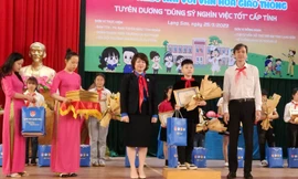 Dũng sỹ nghìn việc tốt được tôn vinh, khen thưởng .Ảnh: Duy Chiến 