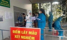 Ông Hồ Tiến Thiệu, Chủ tịch UBND tỉnh Lạng Sơn (đứng) chỉ đạo, các ngành gấp rút triển khai mô hình "vùng đệm" an toàn cho hoạt động xuất nhập khẩu -Ảnh: Duy Chiến 
