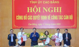 Những cán bộ được luân chuyển, bổ nhiệm nhận hoa chúc mừng .Ảnh: CB