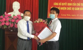 Chủ tịch UBND tỉnh Lạng Sơn Hồ Tiến Thiệu trao quyết định, tặng hoa chúc mừng ông Nguyễn Thanh Sơn giữ cương vị Giám đốc Sở Tư pháp Lạng Sơn. Ảnh: Duy Chiến 