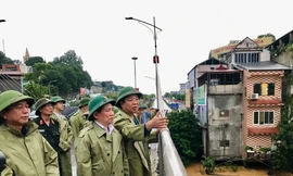 Phó Thủ tướng Hồ Đức Phớc (giữa) kiểm tra một số địa điểm ngập lụt tại thành phố Cao Bằng. (ảnh: V.T)