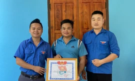 Khen thưởng cho người thanh niên dũng cảm. Ảnh: Duy Chiến 