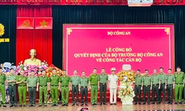 Thượng tá Lê Đăng Khoa (giữa) nhận hoa chúc mừng của lãnh đạo Công an tỉnh Lạng Sơn. (ảnh: Duy Chiến)