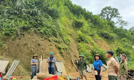 Đoàn viên thanh niên huyện Tràng Định giúp di chuyển đồ đạc đến nơi an toàn. (ảnh: Duy Chiến)