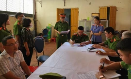 Ông Nguyễn Trung Kiên, cựu cán bộ phòng Tài nguyên môi trường TP Lạng Sơn (bìa trái) nghe các Quyết định khởi tố vụ án, khởi tố bị can -Ảnh: TL