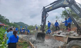 Xây dựng đường liên thôn, liên xã. Ảnh: Duy Chiến 