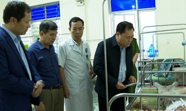 Lãnh đạo tỉnh Lạng Sơn thăm hỏi người gặp nạn. 