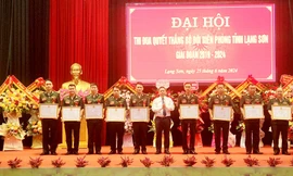 Khen thưởng cá nhân xuất sắc trong phong trào thi đua. Ảnh: Duy Chiến 