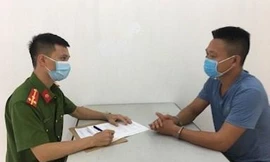 Đối tượng Chiêu (bìa phải) khai nhận hành vi tại cơ quan công an -Ảnh: G. Hưng