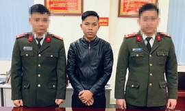 Đối tượng Hoàng Văn Mạnh (giữa) -Ảnh: TL