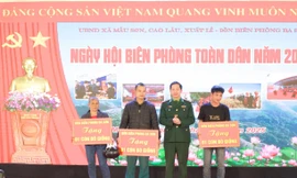 Biên phòng Ba Sơn trao hỗ trợ sinh kế cho nhân dân giáp biên giới. 