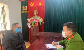 Đối tượng Hưởng (bìa trái) tại cơ quan công an .Ảnh: Hoàng Thơ