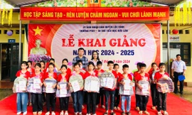 Nhiều em học sinh vùng sâu, vùng xa ở Lạng Sơn nhận quà năm học mới. (ảnh: Duy Chiến)