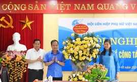 Bà Đoàn Thị Lê An nhận hoa chúc mừng. 