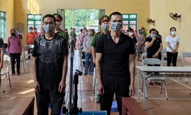 Hai bị cáo Thao và Quý (giữa) ra tòa lĩnh án -Ảnh: Duy Chiến 