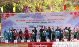 Các em nhận được nhiều phần quà có ý nghĩa. 