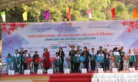 Các em nhận được nhiều phần quà có ý nghĩa. 