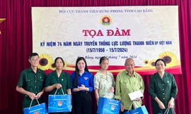 Trao quà cho các Cựu TNXP Cao Bằng. 