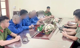 Các đối tượng truyền bá văn hóa phẩm đồi trụy tại cơ quan công an Thái Nguyên.