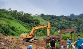 Công an Cao Bằng bắt quả tang nhóm khai thác vàng trái phép